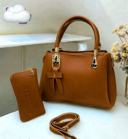 Gucci two-piece set features a stylish zipper wallet