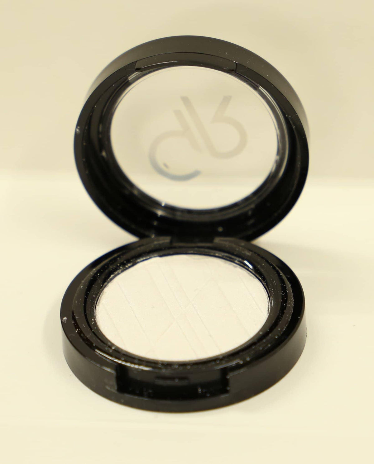 Silky Touch Pearl Eyeshadow - Golden Rose Cosmetics Pakistan.